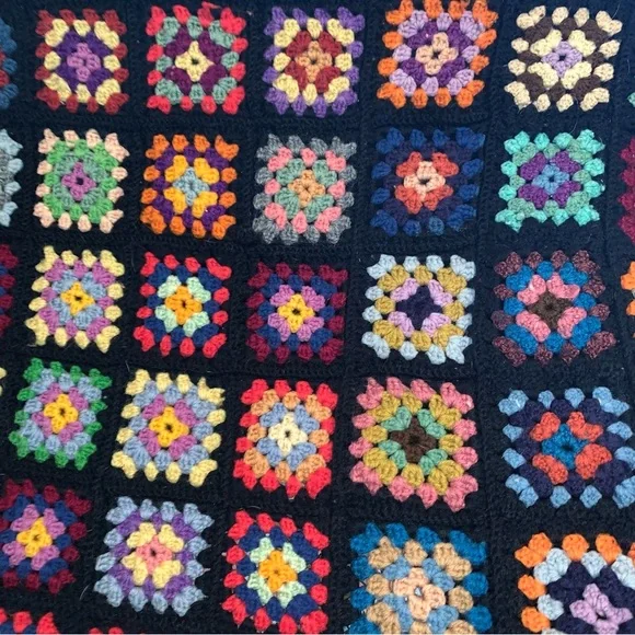 v i n t a g e :: Large Granny Square Crochet Blanket Throw Afghan - Picture 10 of 15
